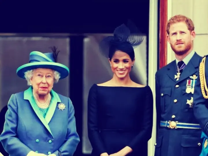 Reina Isabell II, con los duques de Sussex, Meghan Markle y el pr&iacute;ncipe Harry. RR SS