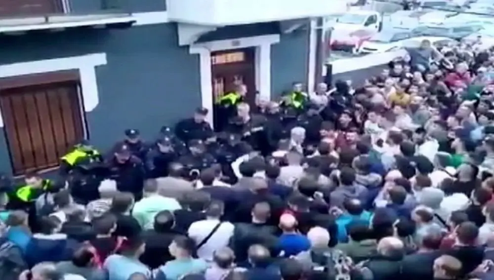 La fuerza vecinal expuls&oacute; a los okupas que invadieron una casa en Portugalete. / LaSexta