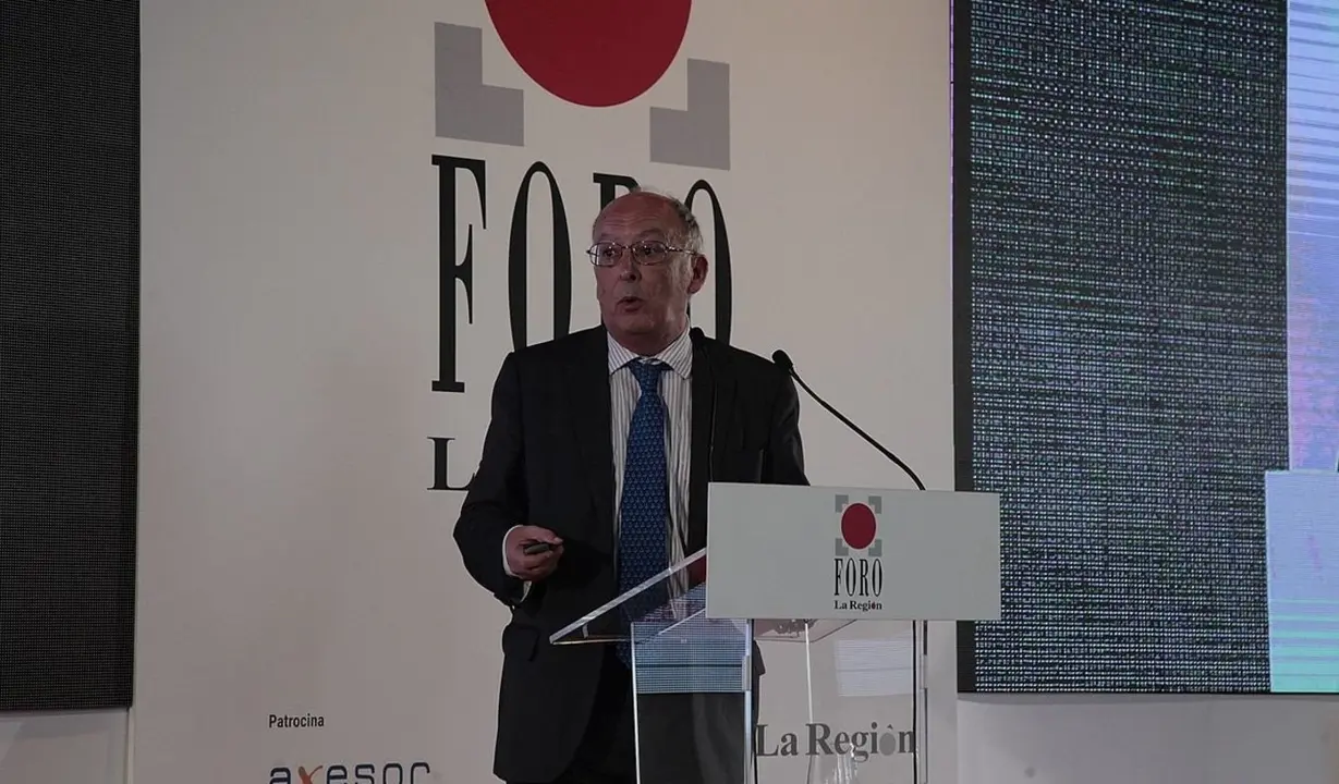 Fernando Gonz&aacute;lez Laxe, en el Foro de La Regi&oacute;n, en Allariz (Ourense). / Miguel &Aacute;ngel en La Regi&oacute;n