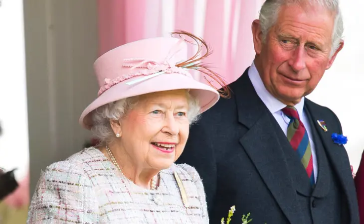 Reina Isabel II junto al pr&iacute;ncipe Carlos de Gales. / RR SS.