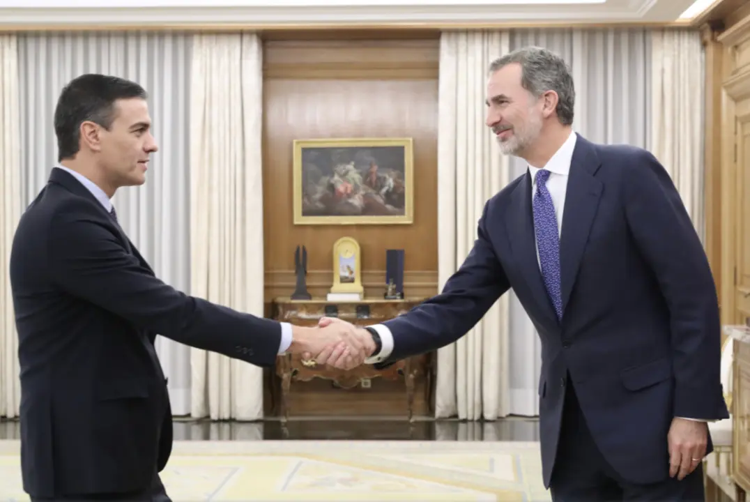 Pedro Sánchez y el rey Felipe VI en el palacio de la Zarzuela. / Mundiario