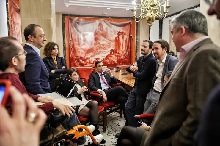 Pedro Sánchez (PSOE) y Pablo Iglesias (Podemos), entre otros líderes de ambos partidos. / TW