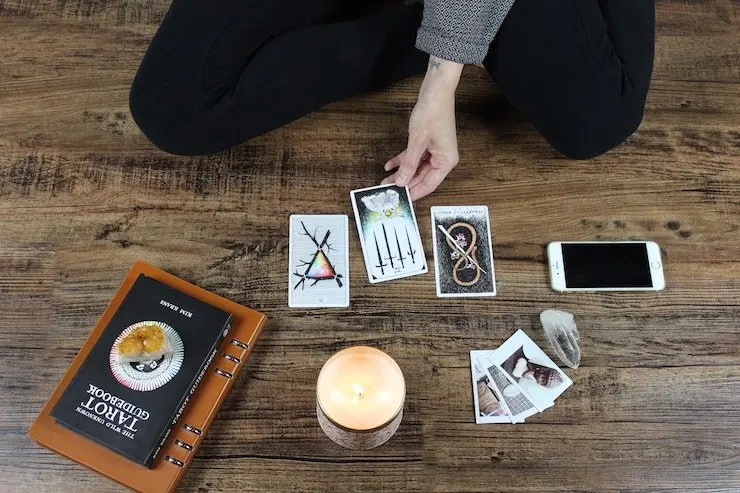 Tarot. / Jen Theodore. / Unsplash