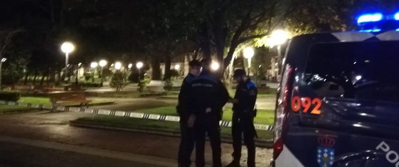 Agentes de la Policía Local en los jardines de Méndez Núñez. / Radio Coruña