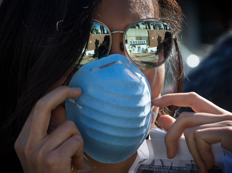 Mujer con mascarilla en Wuhan. / Mundiario