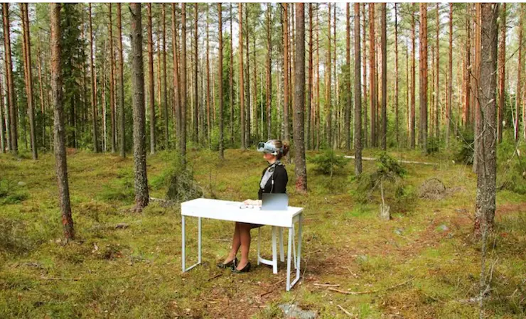 Mujer con gafas de realidad virtual en un bosque. / Korpi ForRest