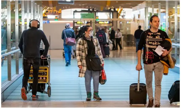 Turistas en aeropuerto. / Mundiario