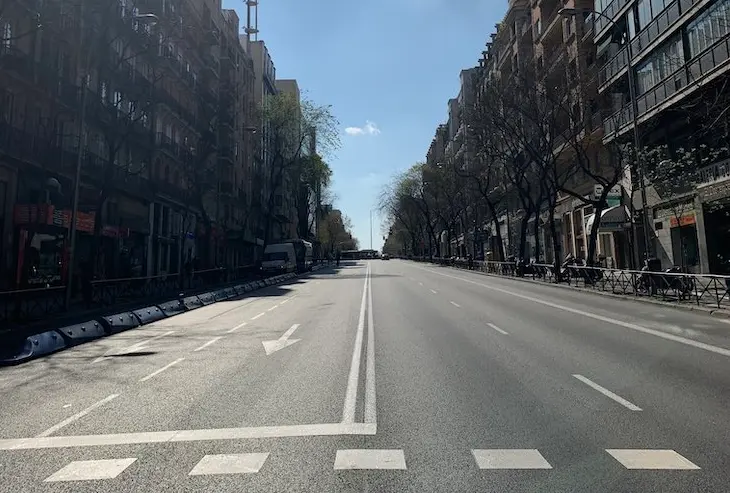 Una calle de Madrid desierta por el coronavirus. / @javierherce