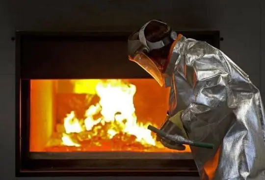Incinerando un muerto. Twitter.