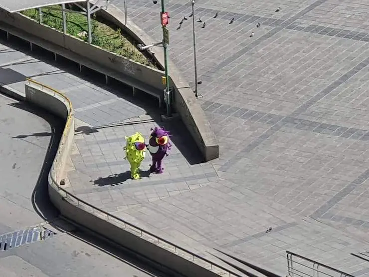 Dos personas disfrazadas de virus en la calles desiertas de La Paz, Bolivia. / TW @carlesgusau