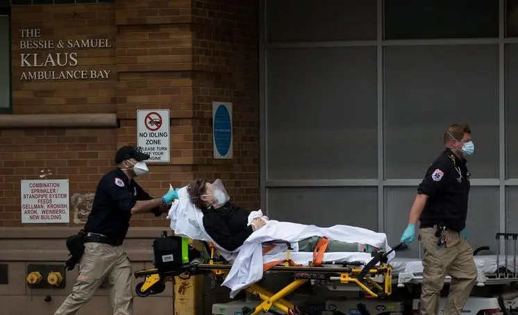 Trasladan a un paciente con coronavirus en Nueva York. / Twitter.