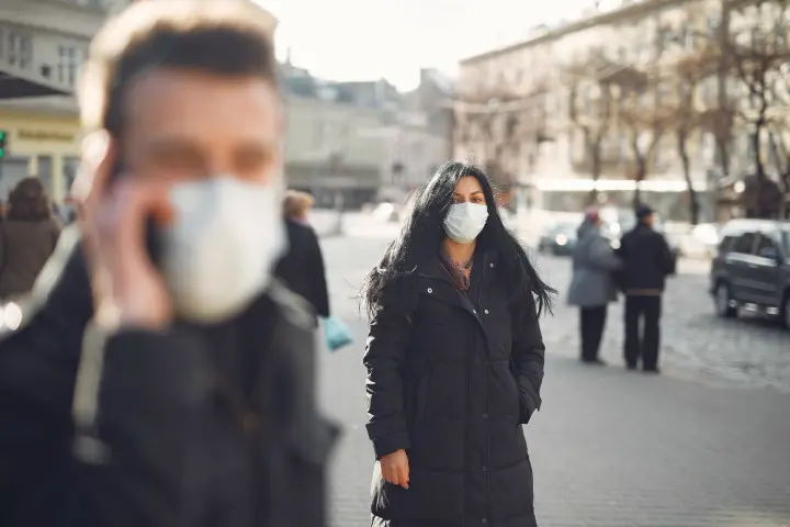 Personas protegi&eacute;ndose del coronavirus. / Pexels.