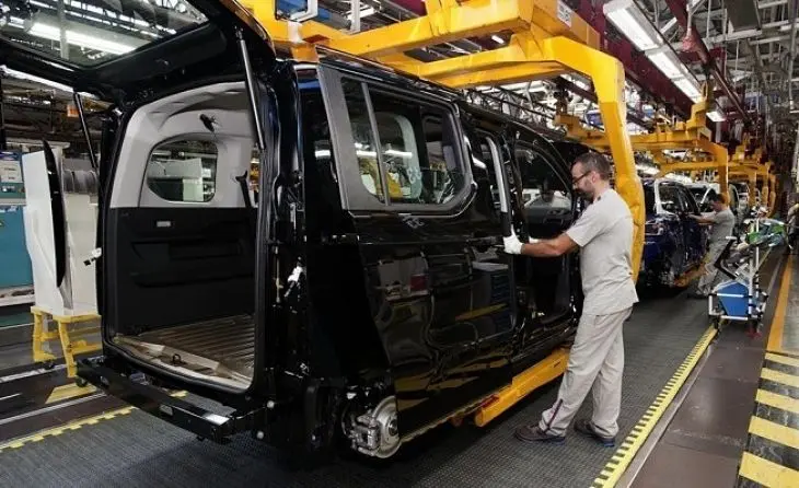 Un trabajador en una planta automotriz. / Mundiario.