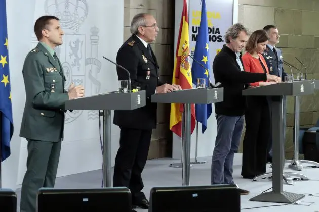 El jefe del Estado Mayor de la Guardia Civil, Jos&eacute; Manuel Santiago &ndash;primero por la izquierda&ndash;, en rueda de prensa. / La Moncloa