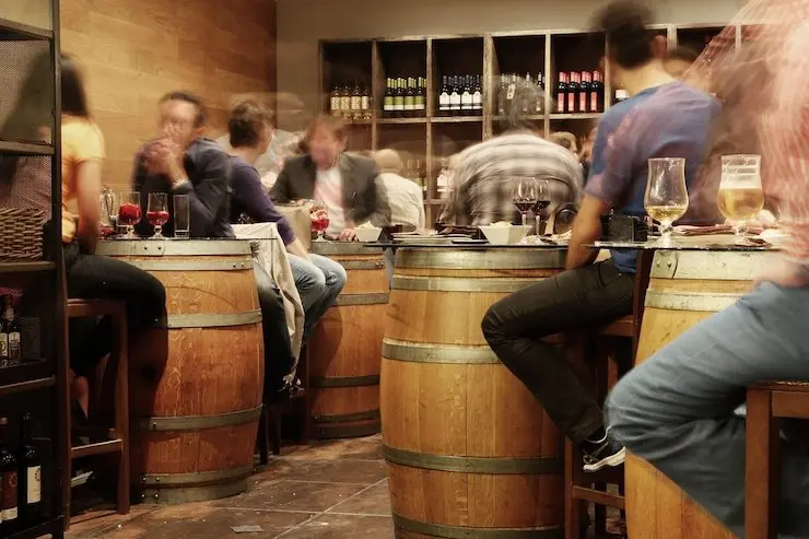 Gente en un bar. / Leeroy Agency. / Pixabay