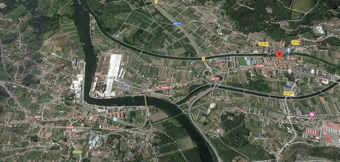 &Aacute; esquerda, Pontecesures; a dereita, Padr&oacute;n. / Google Maps