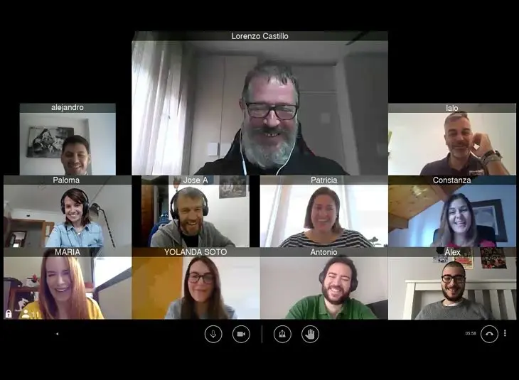 Reunión en Abanca de seguimiento por videoconferencia con una de las startups seleccionadas. / Mundiario