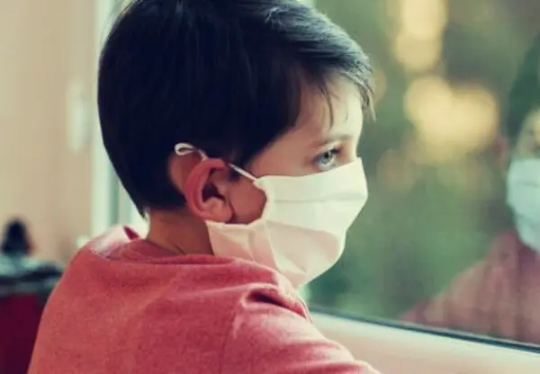 Un ni&ntilde;o con mascarilla. / RR SS.