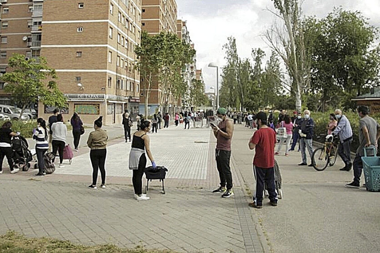 Colas en Madrid por alimentos. / RR SS