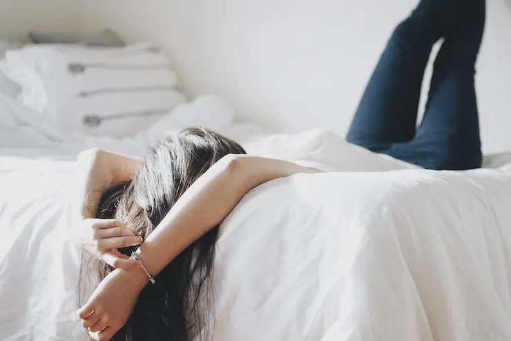 Chica sobre una cama.