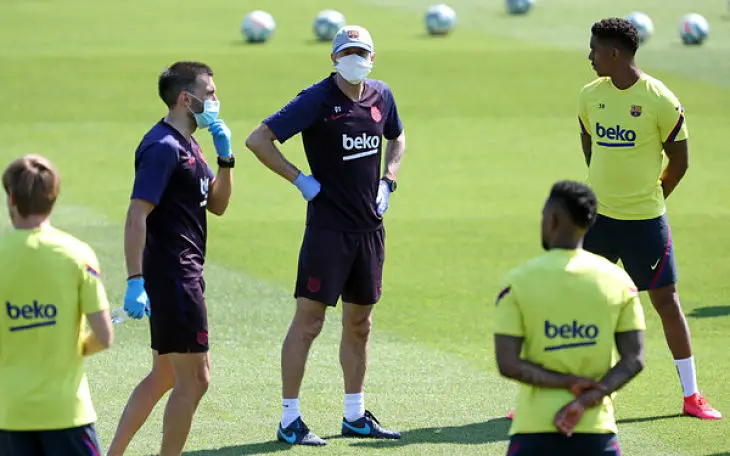 Quique Seti&eacute;n (con tapaboca), dirigiendo un entrenamiento del Barcelona_opt