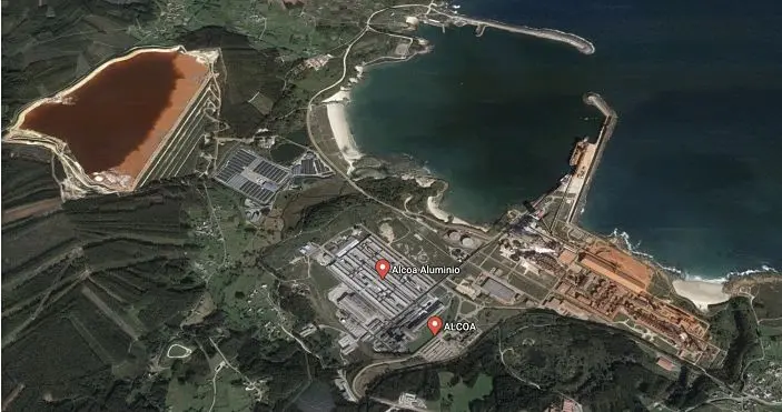 El complejo de Alúmina-Aluminio en San Cibrao (Lugo), junto a la balsa de lodos de Alcoa. / Mundiario