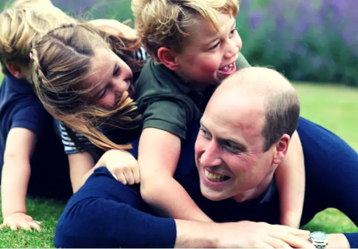 Pr&iacute;ncipe Guillermo junto a sus hijos los pr&iacute;ncipes George, Charlotte y Louis. @Kensingtonpalace.