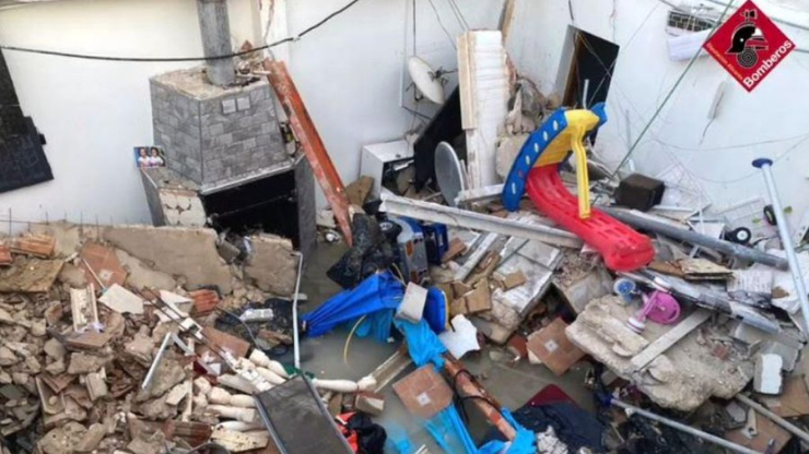Una piscina derrumba una vivienda. / RR SS