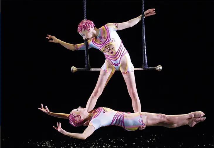 Acr&oacute;batas en el Circo del Sol ./ Instagram @cirquedusoleil