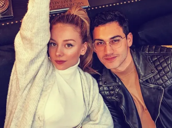 Ester Exp&oacute;sito y Alejandro Speitzer, actores. Instagram.