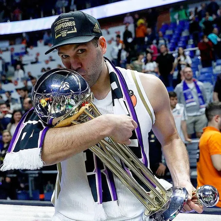 Felipe Reyes con el trofeo de la Copa del Rey. / RRSS