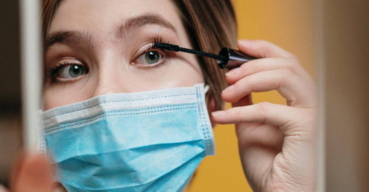 Maquillaje de ojos. / Pexel
