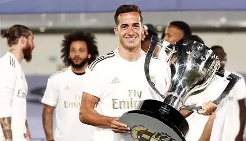 Lucas V&aacute;zquez levantando el trofeo de Campe&oacute;n de LaLiga 2019-2020