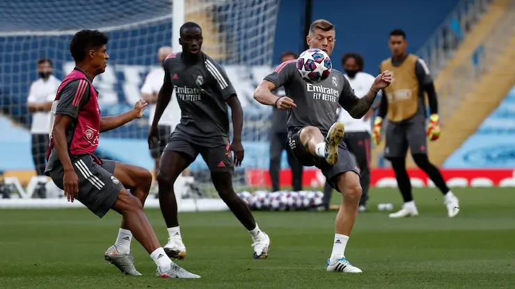 Algunos jugadores del Real Madrid lucir&aacute;n nuevos dorsales. / TW @realmadrid