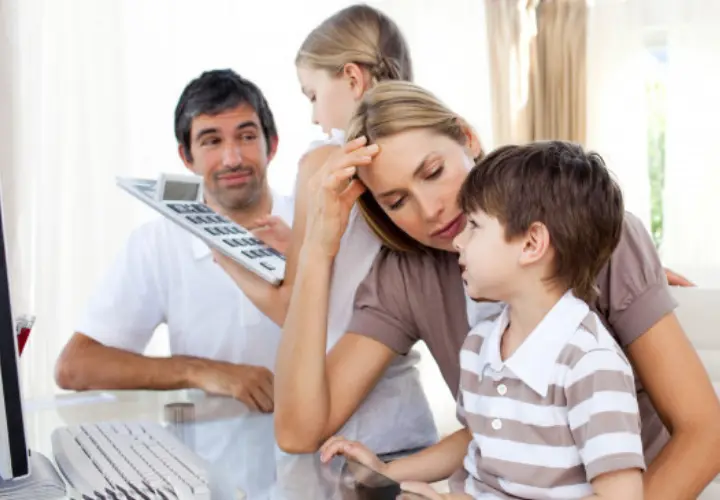 Padres e hijos estudiando. Freepik.