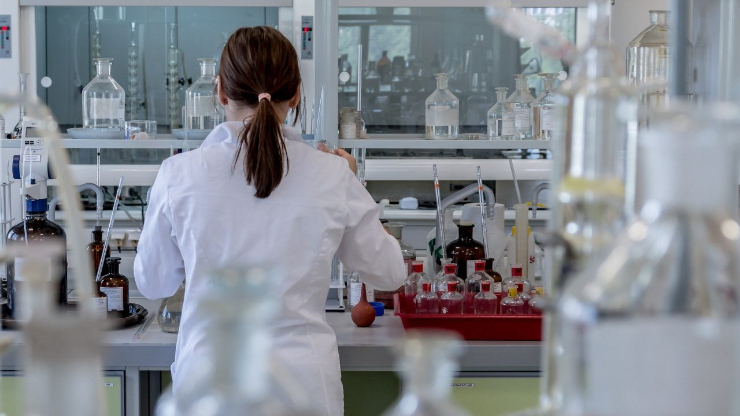Una mujer en un laboratorio. / Pixabay