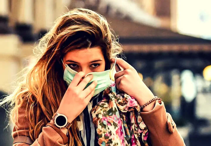 Joven con mascarilla. / RR SS.