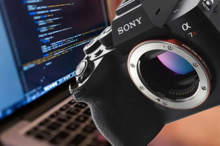 C&aacute;mara Sony y port&aacute;til. / Twitter, @SonyEspana y Pixabay