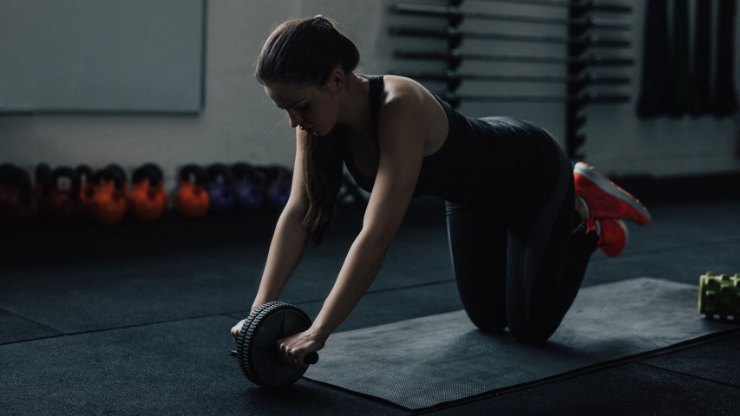 Mujer con una rueda abdominal. / RR SS