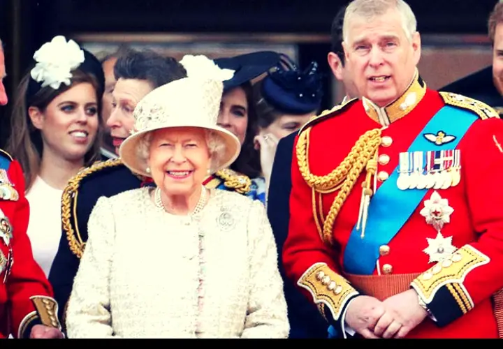 Isabel II junto a su hijo, el pr&iacute;ncipe Andr&eacute;s de York. / RR SS.