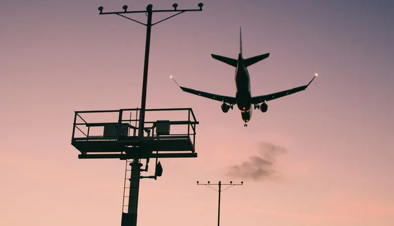 Descenso de un avi&oacute;n. / Aena.