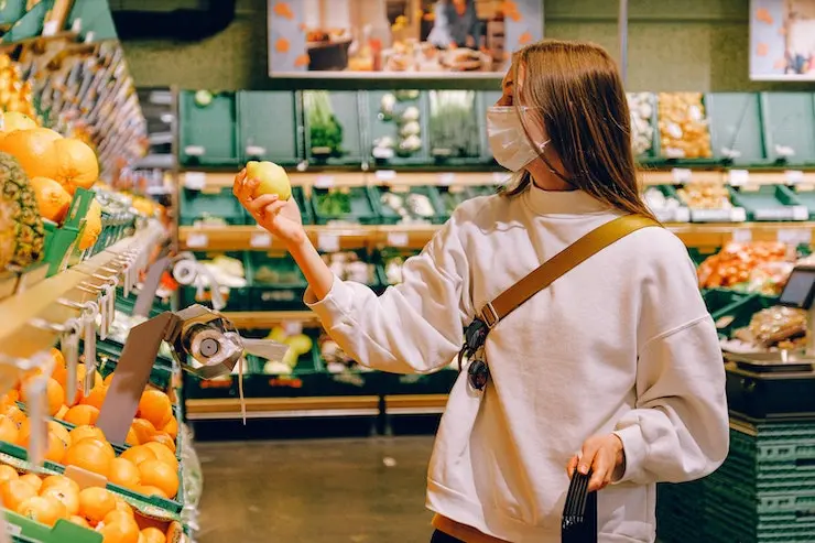 Mujer haciendo la compra. / Mundiario