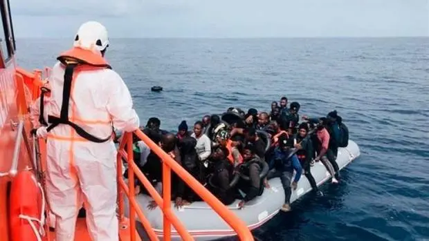 Inmigrantes irregulares llegan a Canarias. / Mundiario.