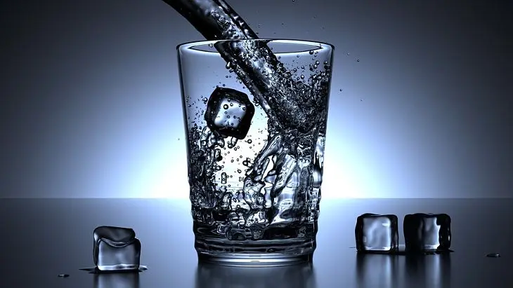 Vaso de agua con cubos de hielo. / Pixabay