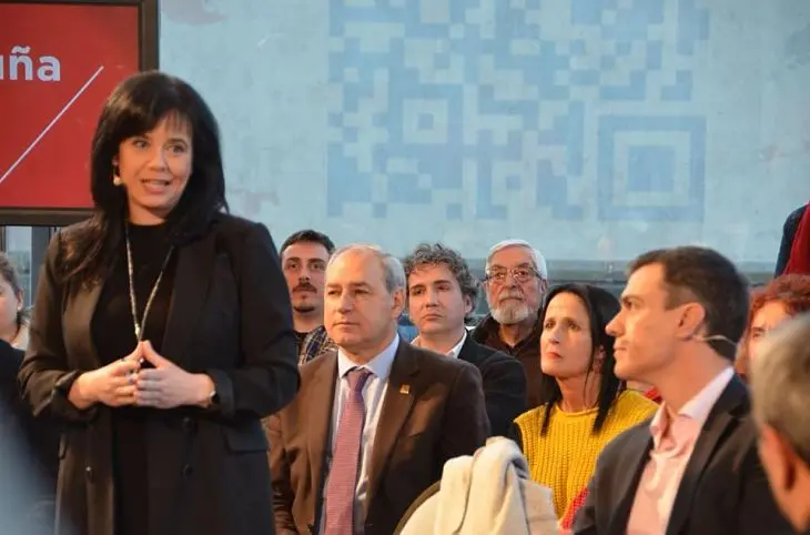 Eva Mart&iacute;nez Ac&oacute;n habla en presencia de Pedro S&aacute;nchez. / Mundiario
