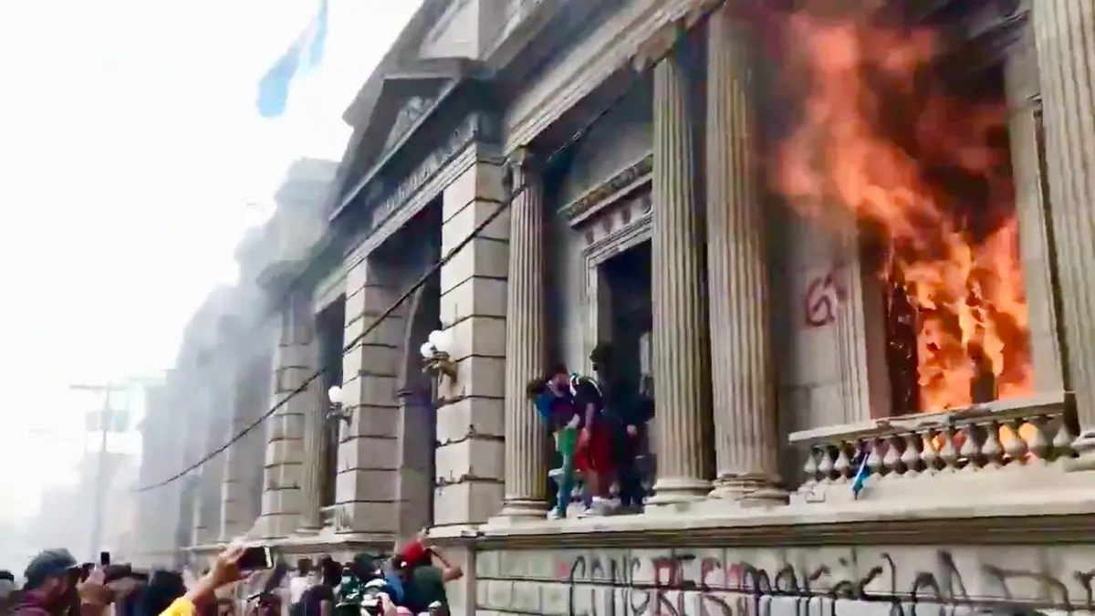 Congreso de Guatemala en llamas. / Twitter