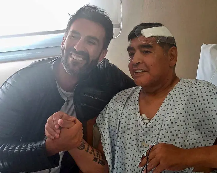 Leopoldo Luque junto a Maradona tras la operaci&oacute;n. Twitter.