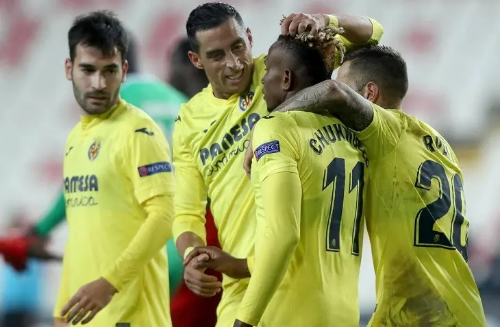 Chukwueze es felicitado por sus compa&ntilde;eros tras marcar el gol - Diario de Navarra