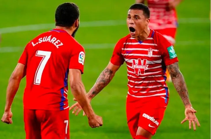 Luis Su&aacute;rez y Mach&iacute;s celebran el gol conseguido ante el Elche./ GOL