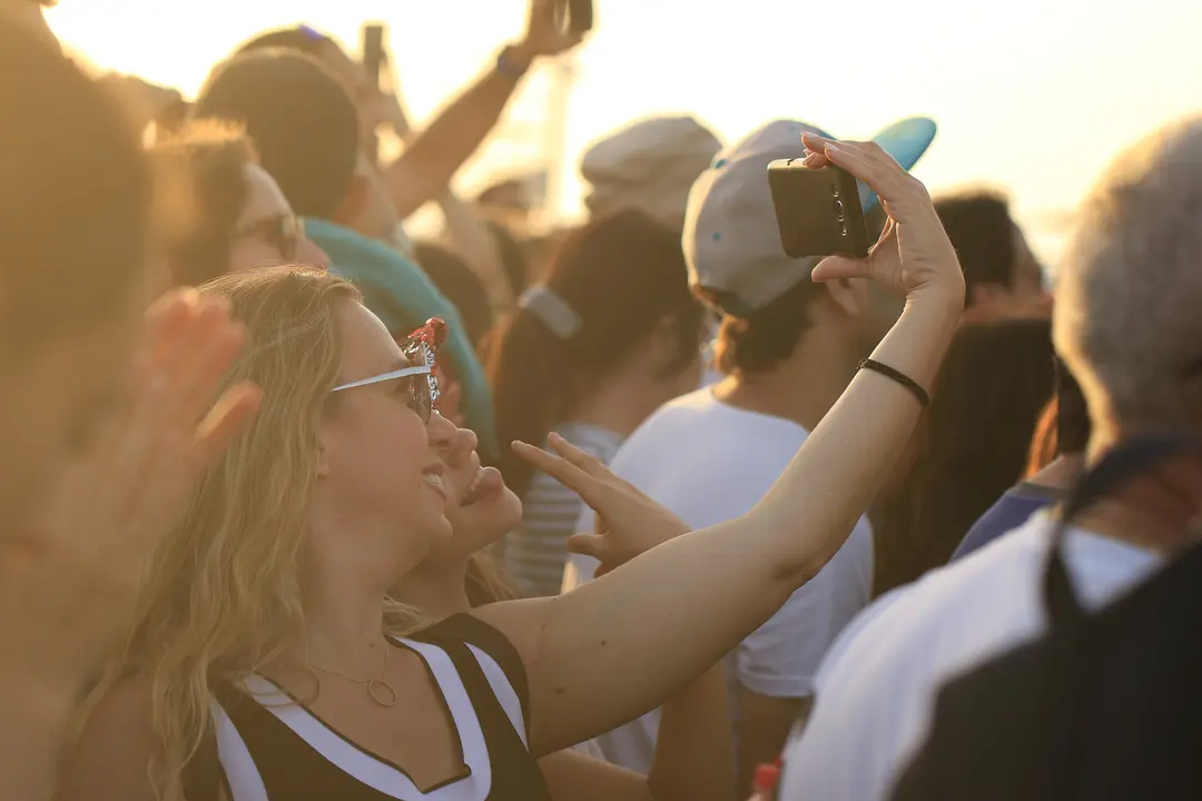 Personas reunidas haciendo selfie. Pixabay